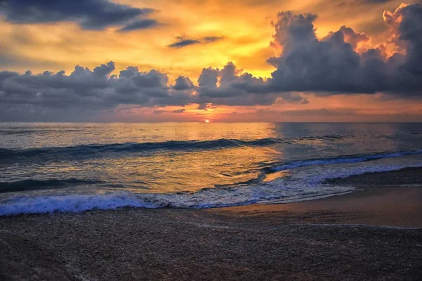 Coucher Soleil Sur Plage Phuket Ciel Nuageux Coloré Crépuscule Reflétant — Photo