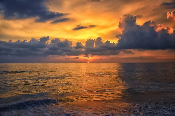 Phuket Strand Sonnenuntergang Farbenfroher Bewölkter Dämmerhimmel Der Sich Sand Spiegelt — Stockfoto