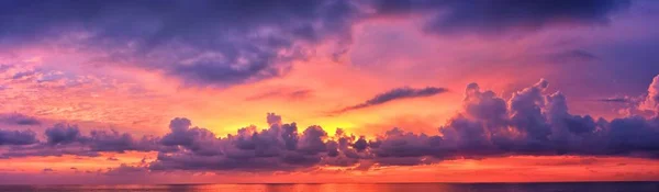 Coucher Soleil Sur Plage Phuket Ciel Nuageux Coloré Crépuscule Reflétant — Photo