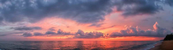 Πούκετ Ηλιοβασίλεμα Παραλία Πολύχρωμο Συννεφιασμένο Ουρανό Λυκόφως Αντανακλώντας Στην Άμμο — Φωτογραφία Αρχείου