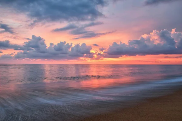 Puesta Sol Playa Phuket Cielo Nublado Colorido Del Crepúsculo Que — Foto de Stock