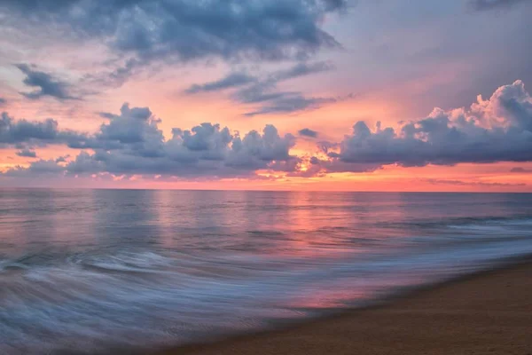 Coucher Soleil Sur Plage Phuket Ciel Nuageux Coloré Crépuscule Reflétant — Photo