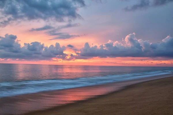 Phuket Beach Sunset Colorful Cloudy Twilight Sky Reflecting Sand Gazing — Stock Photo, Image