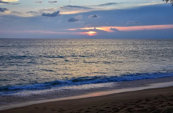 Coucher Soleil Sur Plage Phuket Ciel Nuageux Coloré Crépuscule Reflétant — Photo