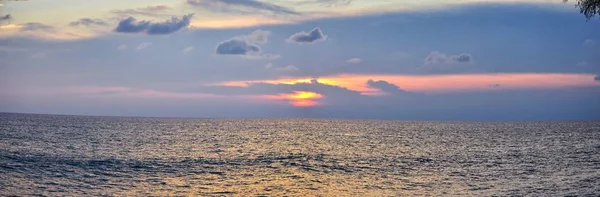 Puesta Sol Playa Phuket Cielo Nublado Colorido Del Crepúsculo Que — Foto de Stock