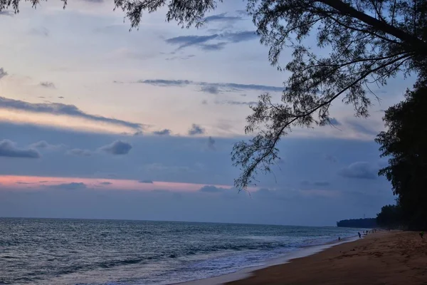 Puesta Sol Playa Phuket Cielo Nublado Colorido Del Crepúsculo Que — Foto de Stock