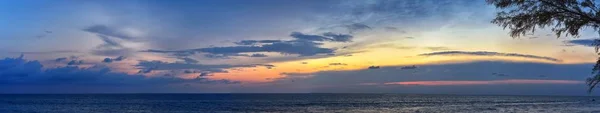 Phuket Tramonto Spiaggia Colorato Cielo Nuvoloso Crepuscolo Riflettendo Sulla Sabbia — Foto Stock