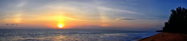 Puesta Sol Playa Phuket Cielo Nublado Colorido Del Crepúsculo Que — Foto de Stock