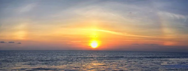 Phuket Strand Sonnenuntergang Farbenfroher Bewölkter Dämmerhimmel Der Sich Sand Spiegelt — Stockfoto