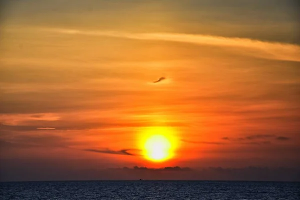 Phuket Strand Sonnenuntergang Farbenfroher Bewölkter Dämmerhimmel Der Sich Sand Spiegelt — Stockfoto