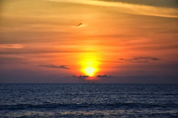 Phuket Strand Sonnenuntergang Farbenfroher Bewölkter Dämmerhimmel Der Sich Sand Spiegelt — Stockfoto