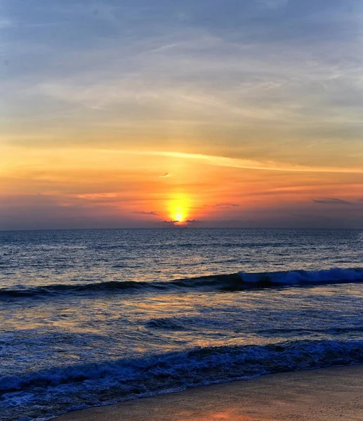 Phuket Strand Sonnenuntergang Farbenfroher Bewölkter Dämmerhimmel Der Sich Sand Spiegelt — Stockfoto