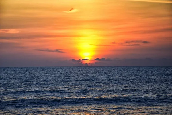 Puesta Sol Playa Phuket Cielo Nublado Colorido Del Crepúsculo Que — Foto de Stock