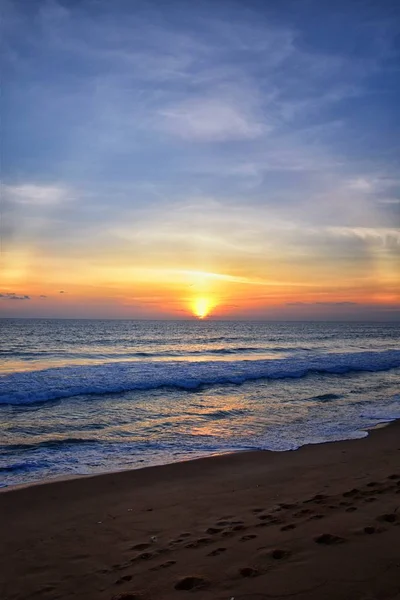 Plaża Phuket Zachód Słońca Kolorowe Zachmurzone Niebo Odbija Się Piasku — Zdjęcie stockowe