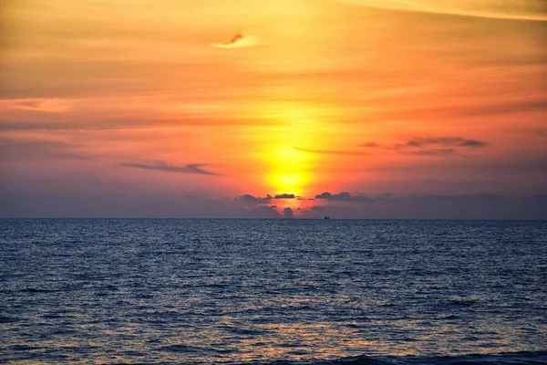 Phuket Strand Sonnenuntergang Farbenfroher Bewölkter Dämmerhimmel Der Sich Sand Spiegelt — Stockfoto