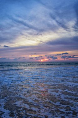 Phuket plajı gün batımı, renkli bulutlu alacakaranlık gökyüzü Hint Okyanusu, Tayland, Asya 'ya bakan kumlara yansıyor..