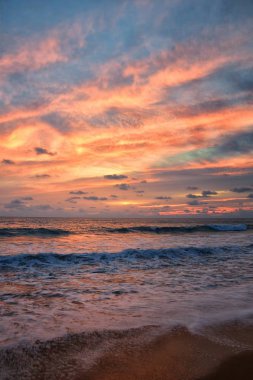 Phuket plajı gün batımı, renkli bulutlu alacakaranlık gökyüzü Hint Okyanusu, Tayland, Asya 'ya bakan kumlara yansıyor..