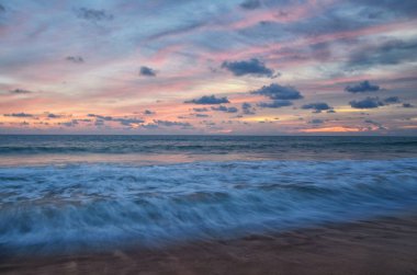 Phuket plajı gün batımı, renkli bulutlu alacakaranlık gökyüzü Hint Okyanusu, Tayland, Asya 'ya bakan kumlara yansıyor..