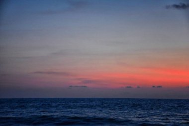 Phuket plajı gün batımı, renkli bulutlu alacakaranlık gökyüzü Hint Okyanusu, Tayland, Asya 'ya bakan kumlara yansıyor..