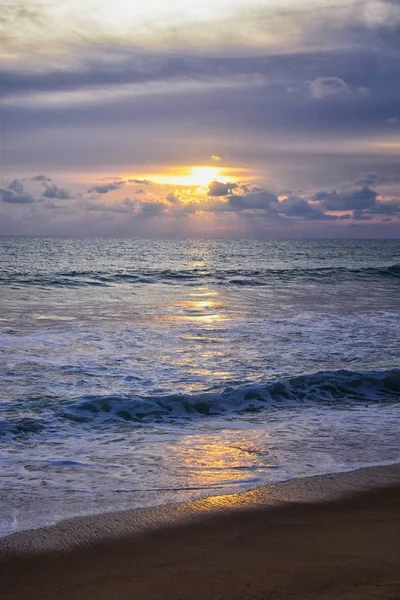 Coucher Soleil Sur Plage Phuket Ciel Nuageux Coloré Crépuscule Reflétant — Photo