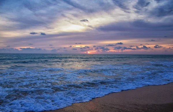 Coucher Soleil Sur Plage Phuket Ciel Nuageux Coloré Crépuscule Reflétant — Photo