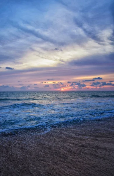 Puesta Sol Playa Phuket Cielo Nublado Colorido Del Crepúsculo Que — Foto de Stock