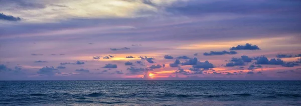 Phuket Strand Sonnenuntergang Farbenfroher Bewölkter Dämmerhimmel Der Sich Sand Spiegelt — Stockfoto