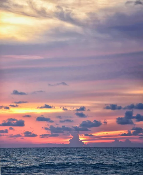 Phuket Tramonto Spiaggia Colorato Cielo Nuvoloso Crepuscolo Riflettendo Sulla Sabbia — Foto Stock