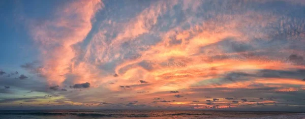 普吉海滩夕阳西下 五彩斑斓的云天映照在沙滩上凝视着印度洋 — 图库照片