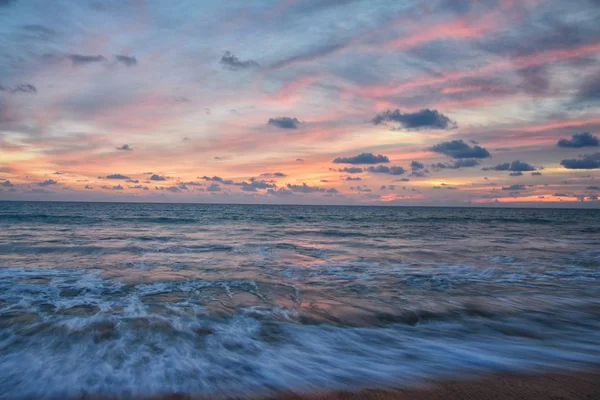 Сонячний Захід Пляжі Яскраве Хмарне Сутінки Відбиває Пісок Дивлячись Індійський — стокове фото