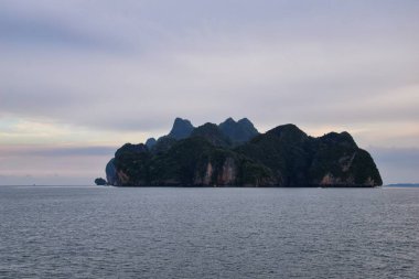 Phuket Tayland yakınlarındaki ada, mavi, turkuaz ve yeşil okyanuslar, dağlar, kayıklar, mağaralar, ağaçlar Tayland 'da tatil köyü. Phi Phi, Ko Rang Yai, Ko Li Pe ve diğer adalar da dahil. Asya.