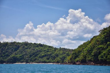 Phuket Tayland yakınlarındaki ada, mavi, turkuaz ve yeşil okyanuslar, dağlar, kayıklar, mağaralar, ağaçlar Tayland 'da tatil köyü. Phi Phi, Ko Rang Yai, Ko Li Pe ve diğer adalar da dahil. Asya.
