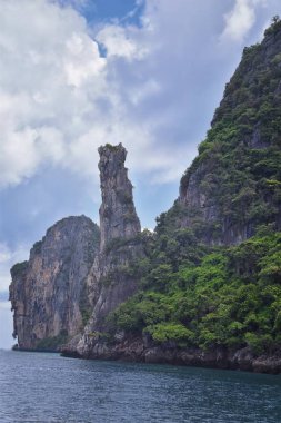 Phuket Tayland yakınlarındaki ada, mavi, turkuaz ve yeşil okyanuslar, dağlar, kayıklar, mağaralar, ağaçlar Tayland 'da tatil köyü. Phi Phi, Ko Rang Yai, Ko Li Pe ve diğer adalar da dahil. Asya.