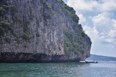 Phuket Tayland yakınlarındaki ada, mavi, turkuaz ve yeşil okyanuslar, dağlar, kayıklar, mağaralar, ağaçlar Tayland 'da tatil köyü. Phi Phi, Ko Rang Yai, Ko Li Pe ve diğer adalar da dahil. Asya.