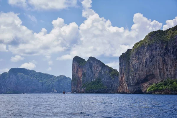 泰国普吉岛附近的海洋景观 有蓝海 绿松石和绿海 还有泰国普吉岛 包括菲菲 高良艾 高丽佩等岛屿 — 图库照片