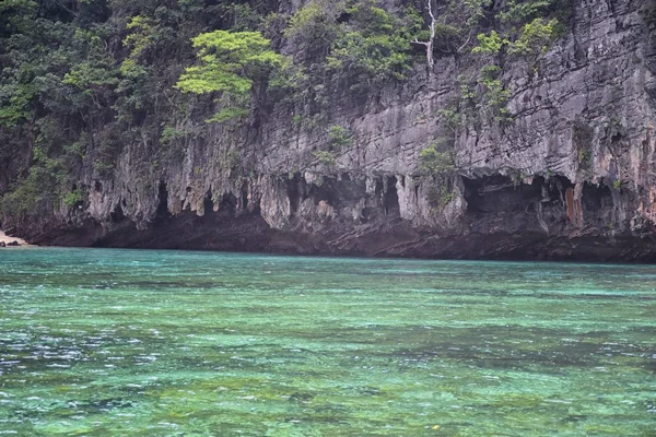 Phuket Tayland Yakınlarındaki Ada Mavi Turkuaz Yeşil Okyanuslar Dağlar Kayıklar — Stok fotoğraf