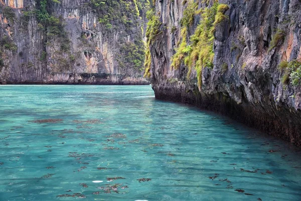 ブルー ターコイズと緑の海 ボート 木のリゾート島 プーケットタイの近くの海の景色 コランヤイ コリーペや他の島を含む アジア — ストック写真