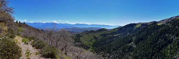 落基山脉瓦萨奇前峰 秋天从巴特菲尔德峡谷到大盐湖谷力拓宾汉姆铜矿的全景景观 美国犹他州 — 图库照片