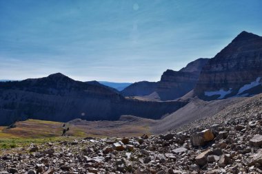 Timpanogos, Uinta Wasatch Önbellek Ulusal Ormanı 'nda, Utah Gölü' nün çevresinde, Rocky Dağları 'nda sonbaharda manzara yürüyüşü yapıyor. Midway, Heber, Provo City, Salt Lake ve Utah County manzaralı. ABD.