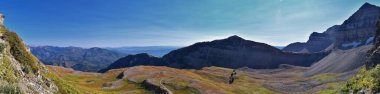 Timpanogos, Uinta Wasatch Önbellek Ulusal Ormanı 'nda, Utah Gölü' nün çevresinde, Rocky Dağları 'nda sonbaharda manzara yürüyüşü yapıyor. Midway, Heber, Provo City, Salt Lake ve Utah County manzaralı. ABD.