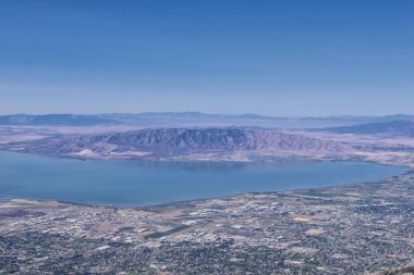 Timpanogos, Uinta Wasatch Önbellek Ulusal Ormanı 'nda, Utah Gölü' nün çevresinde, Rocky Dağları 'nda sonbaharda manzara yürüyüşü yapıyor. Midway, Heber, Provo City, Salt Lake ve Utah County manzaralı. ABD.