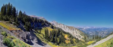 Timpanogos, Uinta Wasatch Önbellek Ulusal Ormanı 'nda, Utah Gölü' nün çevresinde, Rocky Dağları 'nda sonbaharda manzara yürüyüşü yapıyor. Midway, Heber, Provo City, Salt Lake ve Utah County manzaralı. ABD.