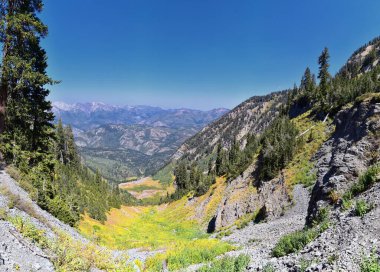 Timpanogos, Uinta Wasatch Önbellek Ulusal Ormanı 'nda, Utah Gölü' nün çevresinde, Rocky Dağları 'nda sonbaharda manzara yürüyüşü yapıyor. Midway, Heber, Provo City, Salt Lake ve Utah County manzaralı. ABD.