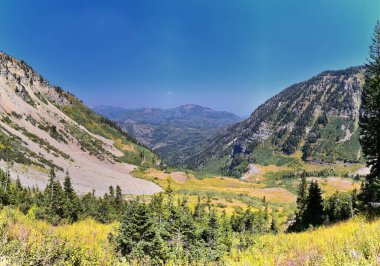 Timpanogos, Uinta Wasatch Önbellek Ulusal Ormanı 'nda, Utah Gölü' nün çevresinde, Rocky Dağları 'nda sonbaharda manzara yürüyüşü yapıyor. Midway, Heber, Provo City, Salt Lake ve Utah County manzaralı. ABD.
