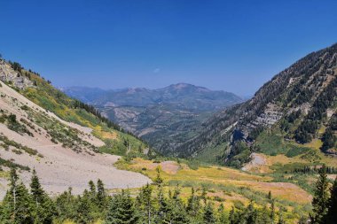 Timpanogos, Uinta Wasatch Önbellek Ulusal Ormanı 'nda, Utah Gölü' nün çevresinde, Rocky Dağları 'nda sonbaharda manzara yürüyüşü yapıyor. Midway, Heber, Provo City, Salt Lake ve Utah County manzaralı. ABD.
