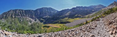 Timpanogos, Uinta Wasatch Önbellek Ulusal Ormanı 'nda, Utah Gölü' nün çevresinde, Rocky Dağları 'nda sonbaharda manzara yürüyüşü yapıyor. Midway, Heber, Provo City, Salt Lake ve Utah County manzaralı. ABD.