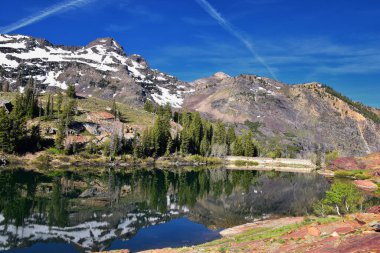 Blanche Gölü Yürüyüş Yolu manzaralı. Wasatch Front Rocky Dağları, Twin Peaks Wilderness, Salt Lake County Utah 'taki Büyük Cottonwood Kanyonu' ndaki Wasatch Ulusal Ormanı. Birleşik Devletler.