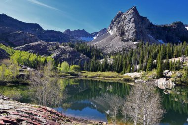 Blanche Gölü Yürüyüş Yolu manzaralı. Wasatch Front Rocky Dağları, Twin Peaks Wilderness, Salt Lake County Utah 'taki Büyük Cottonwood Kanyonu' ndaki Wasatch Ulusal Ormanı. Birleşik Devletler.