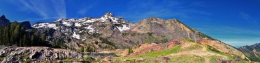 Blanche Gölü Yürüyüş Yolu manzaralı. Wasatch Front Rocky Dağları, Twin Peaks Wilderness, Salt Lake County Utah 'taki Büyük Cottonwood Kanyonu' ndaki Wasatch Ulusal Ormanı. Birleşik Devletler.