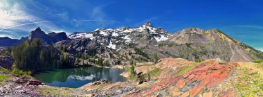 Blanche Gölü Yürüyüş Yolu manzaralı. Wasatch Front Rocky Dağları, Twin Peaks Wilderness, Salt Lake County Utah 'taki Büyük Cottonwood Kanyonu' ndaki Wasatch Ulusal Ormanı. Birleşik Devletler.